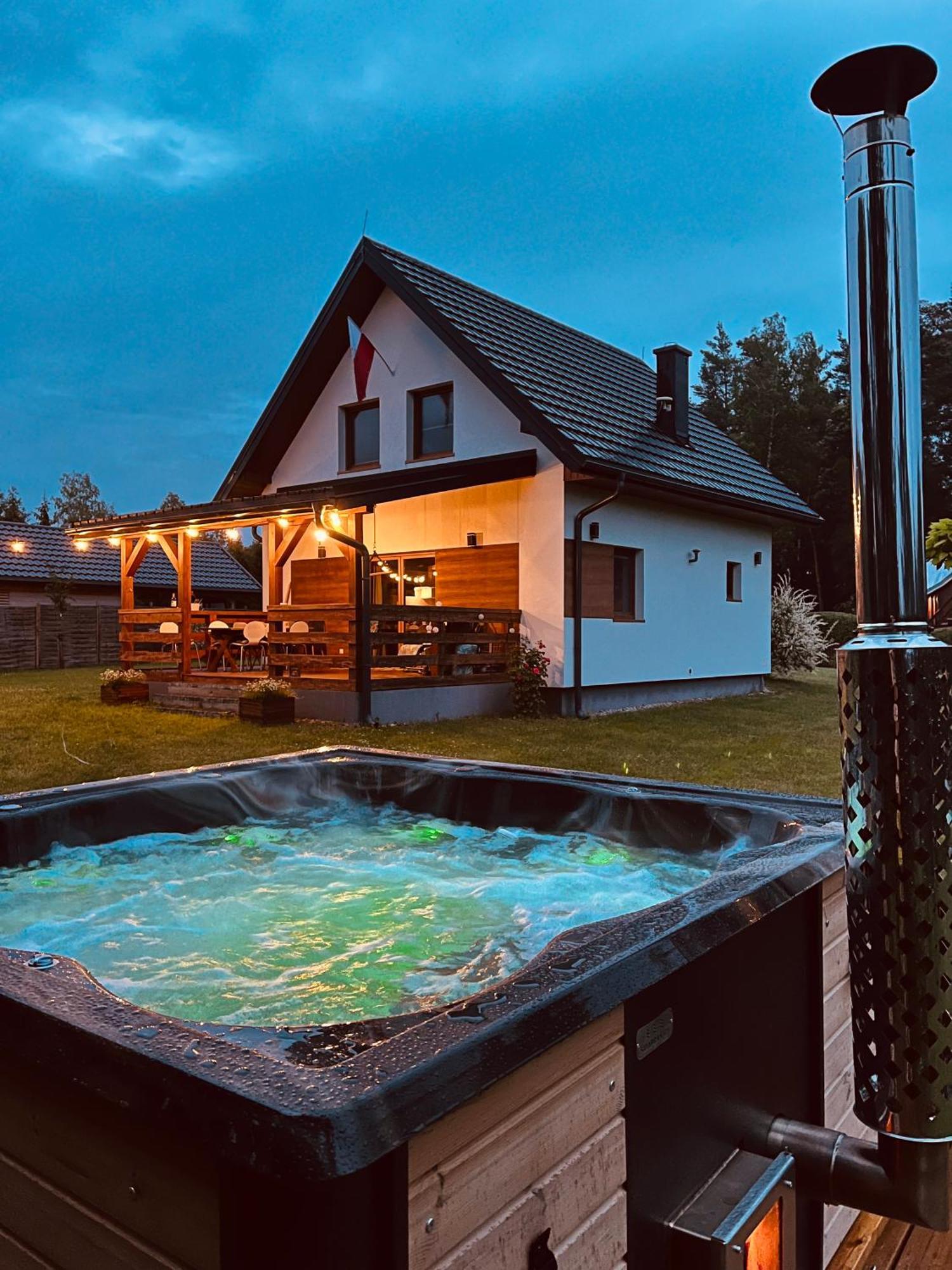 Domek Z Kominkiem Nad Jeziorem Z Jacuzzi Ogrodowym Sumowo  Экстерьер фото